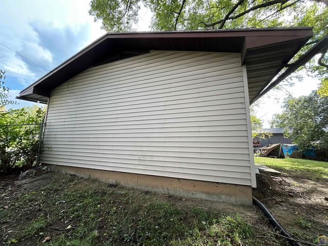 2427 SE Adams St, Topeka, KS 66605