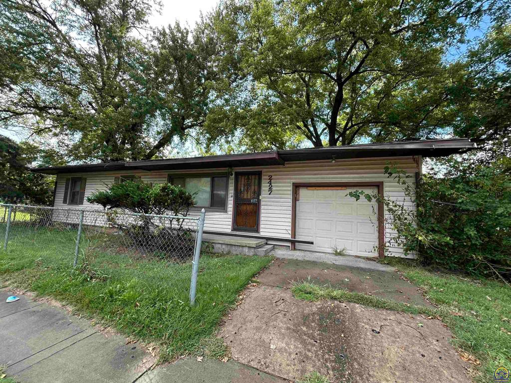 2427 SE Adams St, Topeka, KS 66605