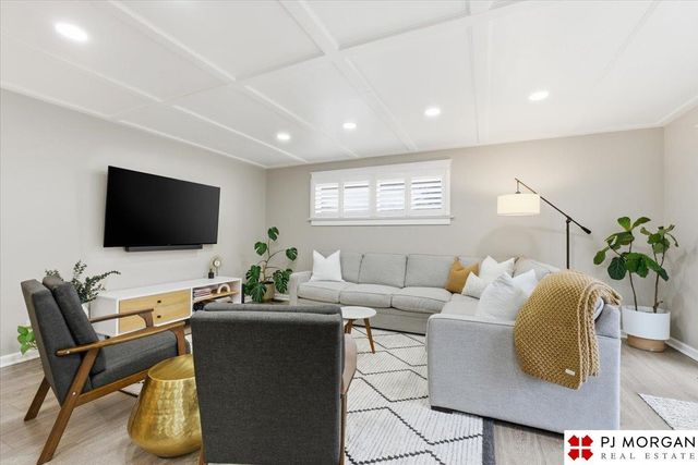 11825 Hickory Road, Omaha, NE 68144