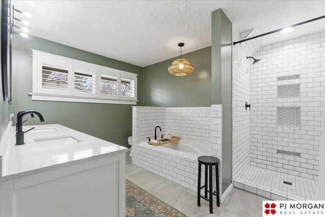 11825 Hickory Road, Omaha, NE 68144