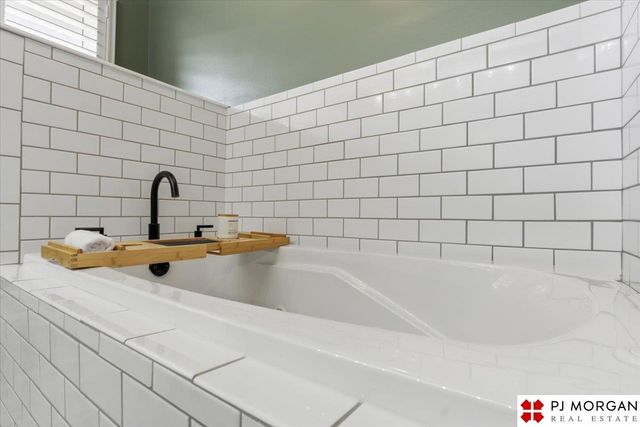 11825 Hickory Road, Omaha, NE 68144