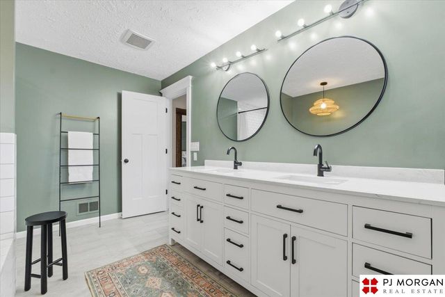 11825 Hickory Road, Omaha, NE 68144