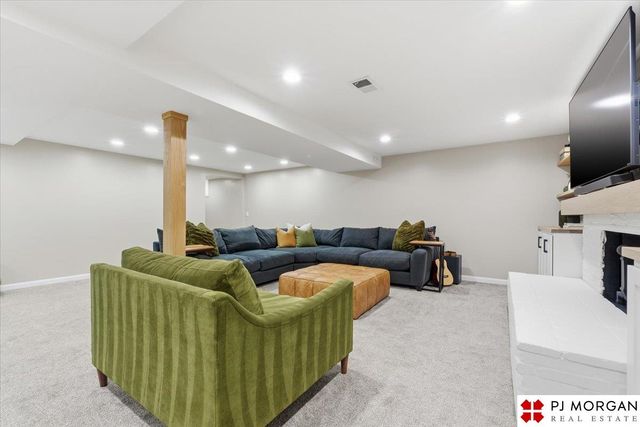 11825 Hickory Road, Omaha, NE 68144