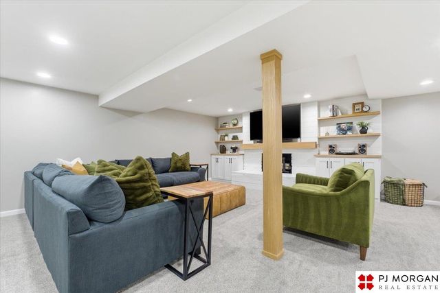 11825 Hickory Road, Omaha, NE 68144