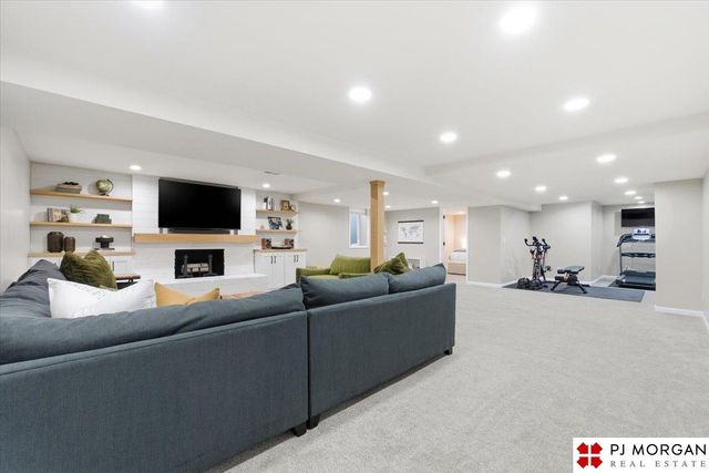 11825 Hickory Road, Omaha, NE 68144