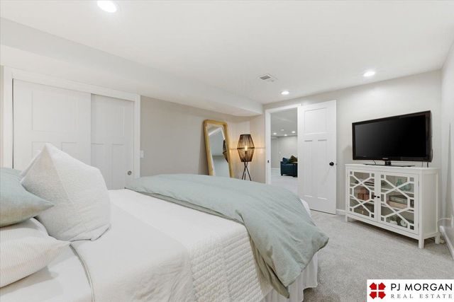 11825 Hickory Road, Omaha, NE 68144