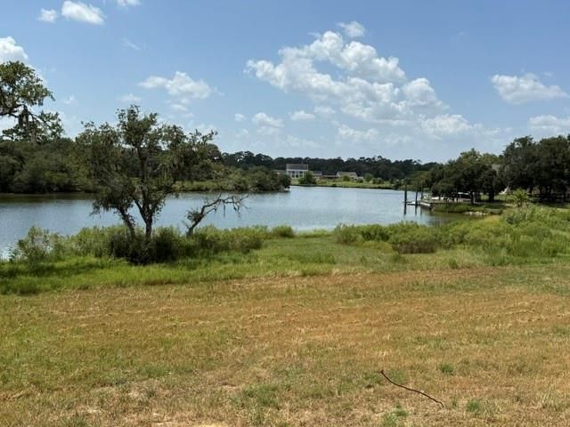 4420 Leslies Way, Dickinson, TX 77539