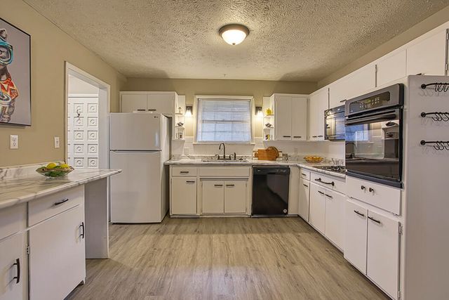 1911 S Saratoga Avenue, Springfield, MO 65804