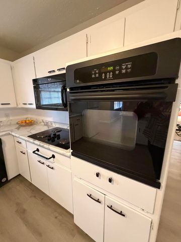 1911 S Saratoga Avenue, Springfield, MO 65804