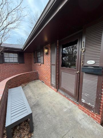 1911 S Saratoga Avenue, Springfield, MO 65804