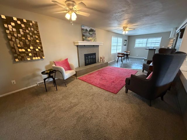 1911 S Saratoga Avenue, Springfield, MO 65804