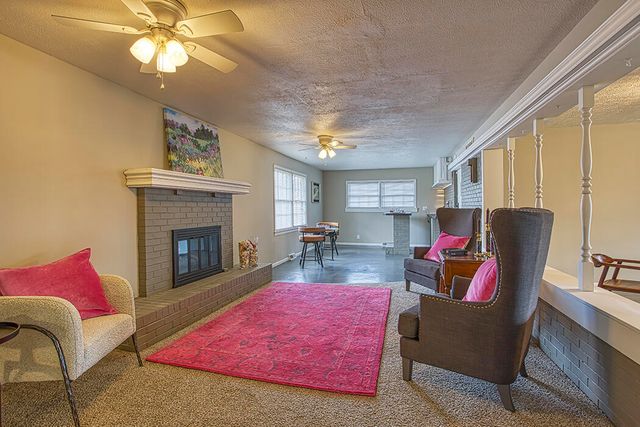 1911 S Saratoga Avenue, Springfield, MO 65804