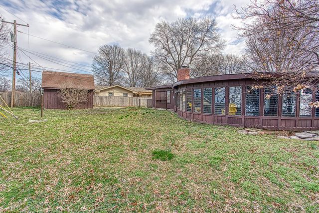 1911 S Saratoga Avenue, Springfield, MO 65804