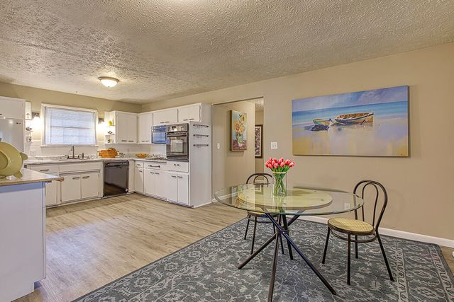 1911 S Saratoga Avenue, Springfield, MO 65804