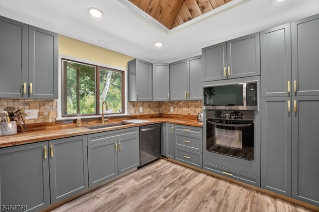 37 Shades Of Death Rd, Liberty Twp., NJ 07838