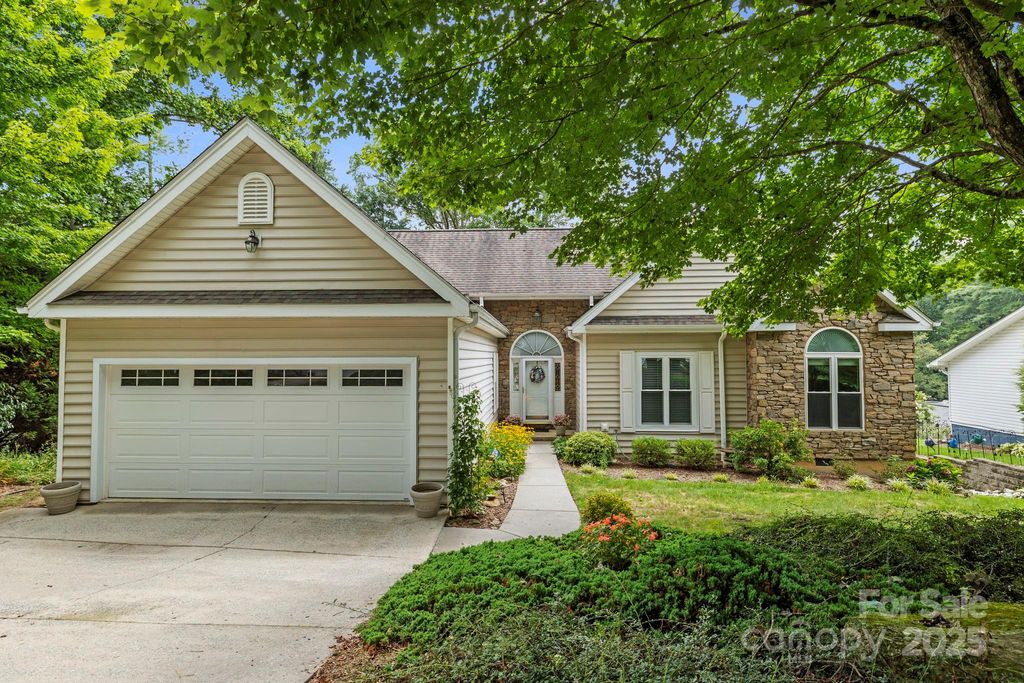 3000 Middleton Way Court, Hendersonville, NC 28791