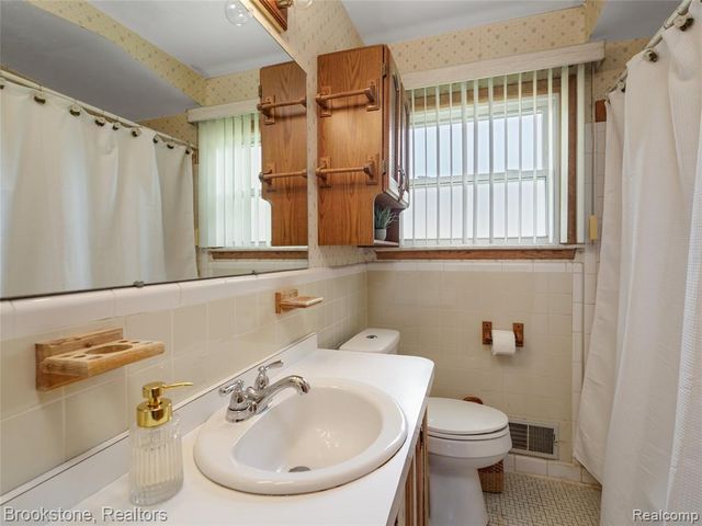 32152 Anita Drive, Westland, MI 48185