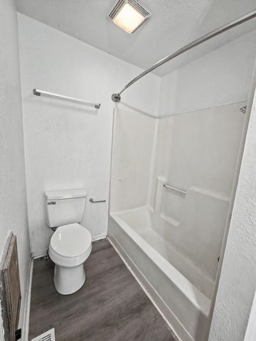 2033 N Taylor Avenue, Springfield, MO 65803