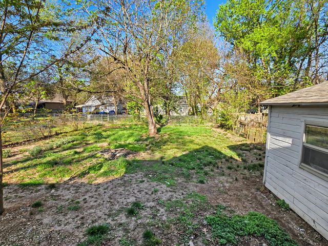 2033 N Taylor Avenue, Springfield, MO 65803