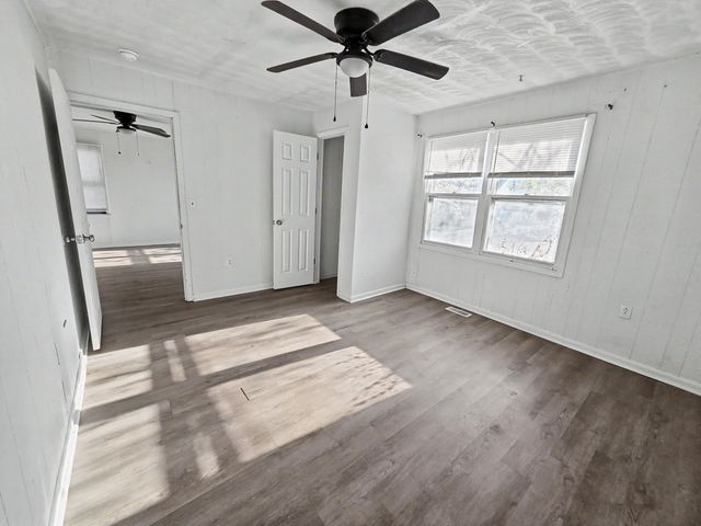 2033 N Taylor Avenue, Springfield, MO 65803