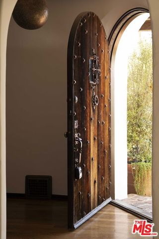 216 Notteargenta Road, Pacific Palisades (los Angeles), CA 90272