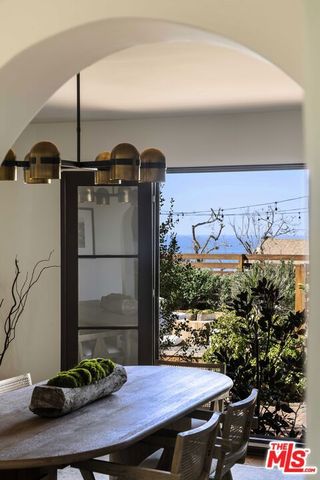 216 Notteargenta Road, Pacific Palisades (los Angeles), CA 90272