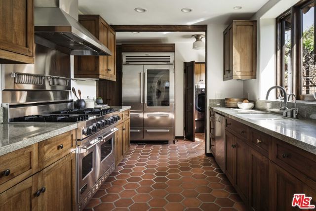 216 Notteargenta Road, Pacific Palisades (los Angeles), CA 90272