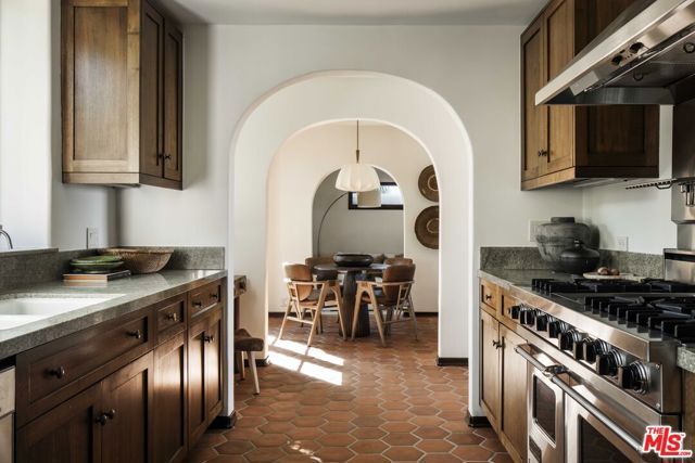 216 Notteargenta Road, Pacific Palisades (los Angeles), CA 90272