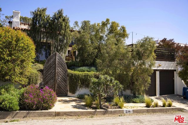 216 Notteargenta Road, Pacific Palisades (los Angeles), CA 90272