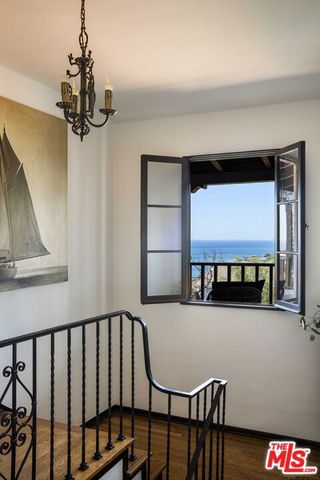 216 Notteargenta Road, Pacific Palisades (los Angeles), CA 90272