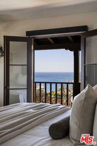 216 Notteargenta Road, Pacific Palisades (los Angeles), CA 90272