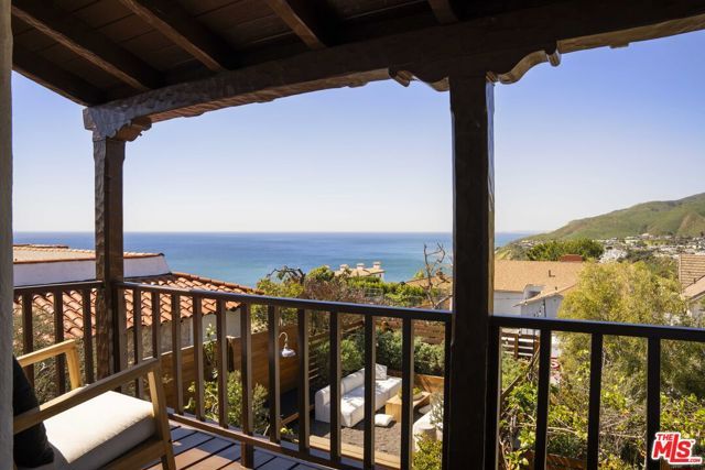 216 Notteargenta Road, Pacific Palisades (los Angeles), CA 90272