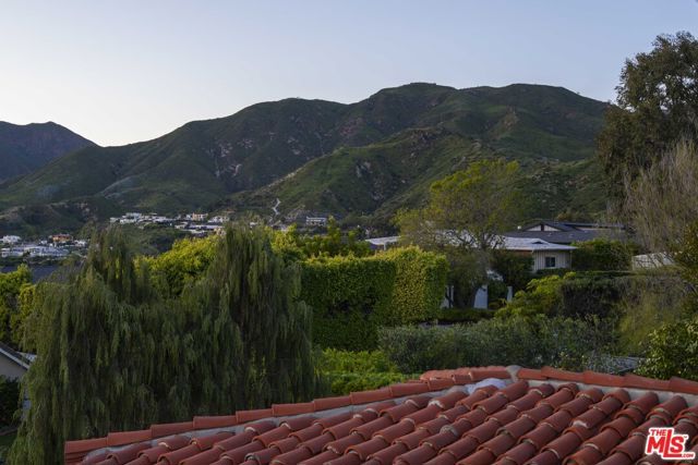 216 Notteargenta Road, Pacific Palisades (los Angeles), CA 90272