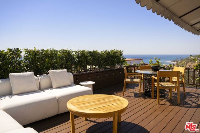 216 Notteargenta Road, Pacific Palisades (los Angeles), CA 90272