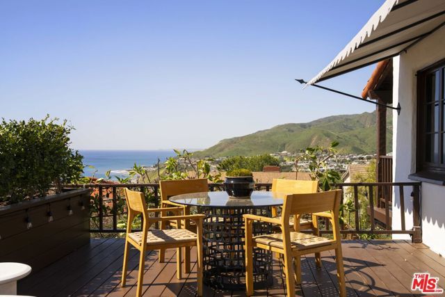 216 Notteargenta Road, Pacific Palisades (los Angeles), CA 90272