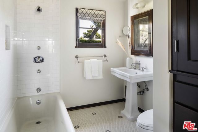 216 Notteargenta Road, Pacific Palisades (los Angeles), CA 90272