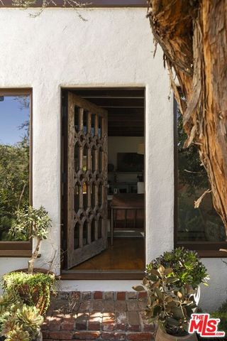 216 Notteargenta Road, Pacific Palisades (los Angeles), CA 90272