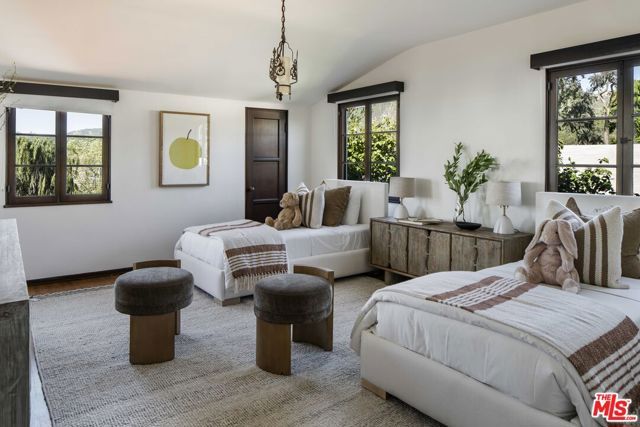 216 Notteargenta Road, Pacific Palisades (los Angeles), CA 90272