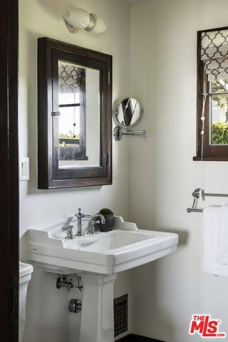 216 Notteargenta Road, Pacific Palisades (los Angeles), CA 90272