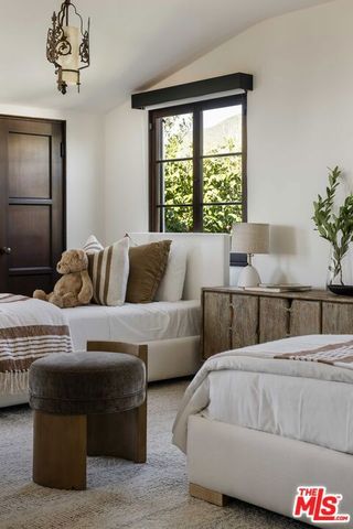 216 Notteargenta Road, Pacific Palisades (los Angeles), CA 90272