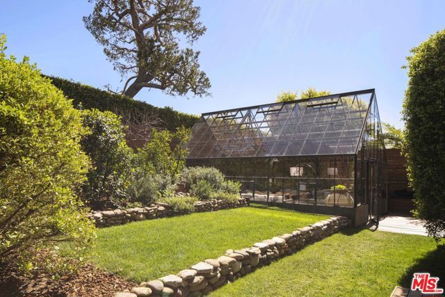 216 Notteargenta Road, Pacific Palisades (los Angeles), CA 90272