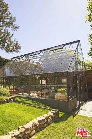 216 Notteargenta Road, Pacific Palisades (los Angeles), CA 90272