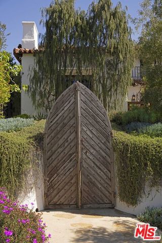 216 Notteargenta Road, Pacific Palisades (los Angeles), CA 90272