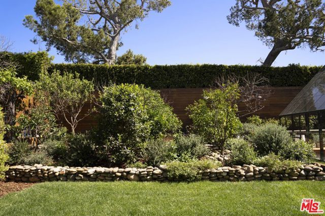 216 Notteargenta Road, Pacific Palisades (los Angeles), CA 90272