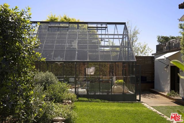 216 Notteargenta Road, Pacific Palisades (los Angeles), CA 90272