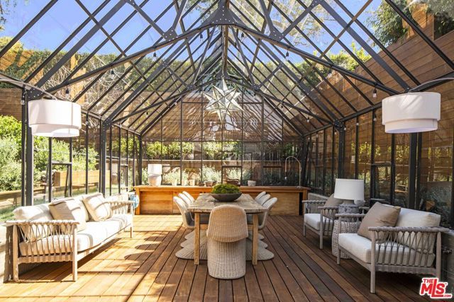 216 Notteargenta Road, Pacific Palisades (los Angeles), CA 90272