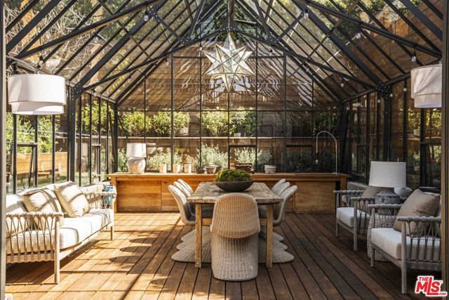 216 Notteargenta Road, Pacific Palisades (los Angeles), CA 90272