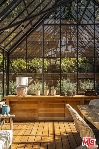 216 Notteargenta Road, Pacific Palisades (los Angeles), CA 90272