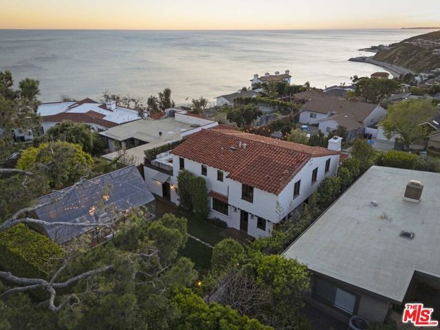 216 Notteargenta Road, Pacific Palisades (los Angeles), CA 90272