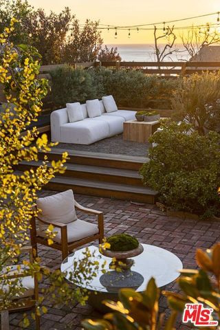 216 Notteargenta Road, Pacific Palisades (los Angeles), CA 90272